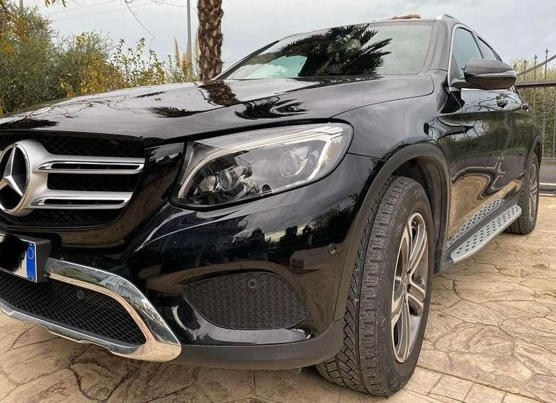 Käytetty Mercedes GLC250 Executive 204 HP (150 kW) 2018 Musta Katumaasturi