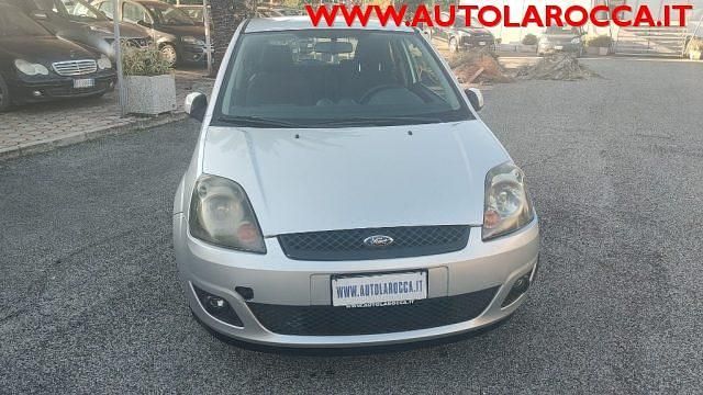 Usata Ford Fiesta 68 CV (50 kW) 2007 Argento metallizzato Utilitaria