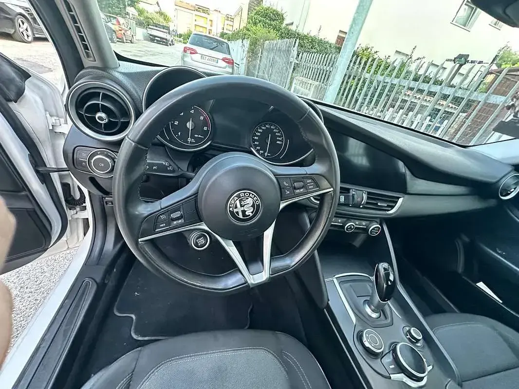 Usata Alfa Romeo Giulia Super 150 CV (110 kW) 2018 Bianco Berlina