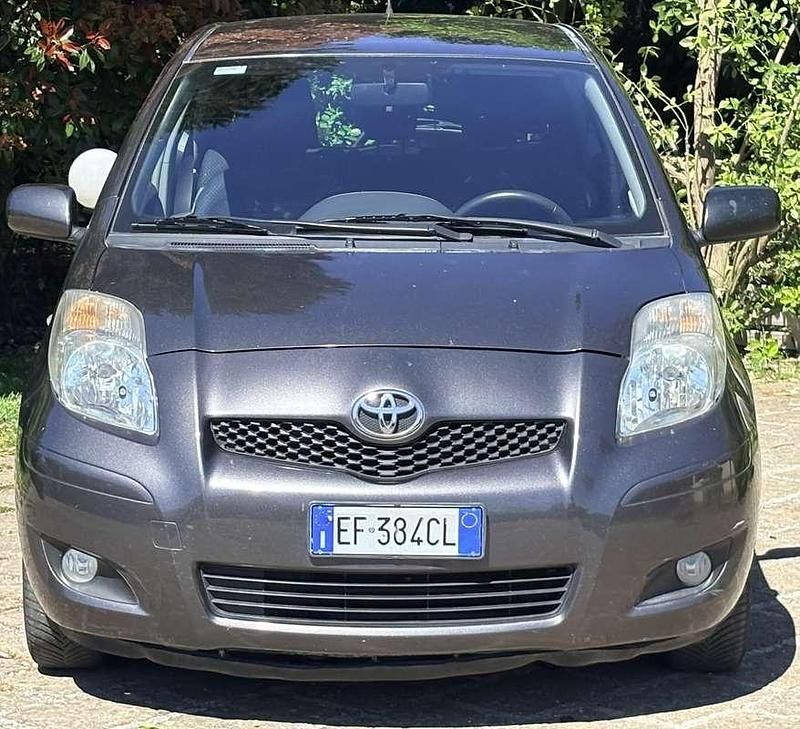 Usata Toyota Yaris Sol 69 CV (50 kW) 2010 Grigio Utilitaria