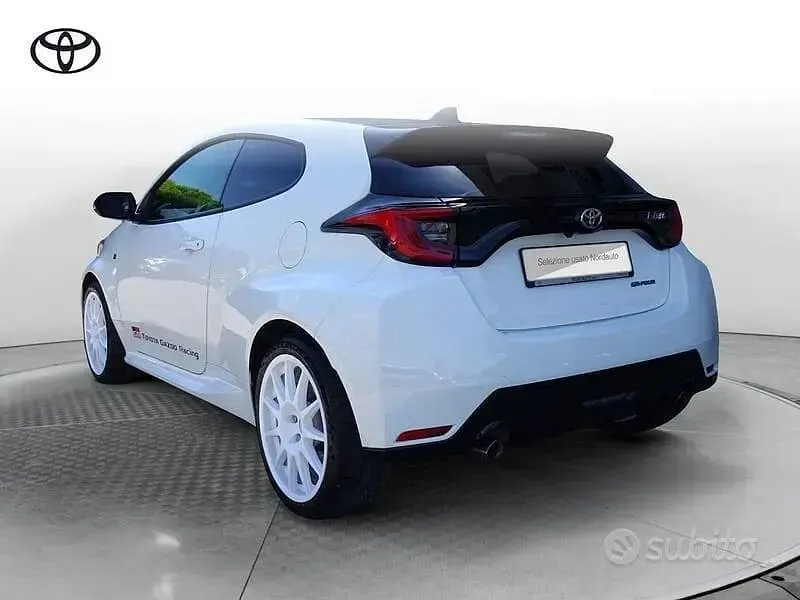 Usata Toyota Yaris 261 CV (191 kW) 2021 Bianco Utilitaria