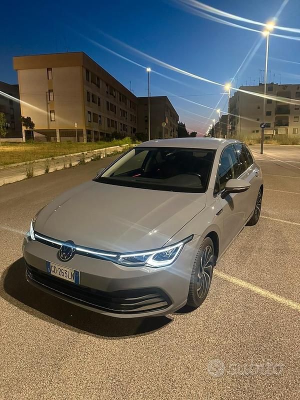 Usata VW Golf VIII 150 CV (110 kW) 2020 Grigio Utilitaria