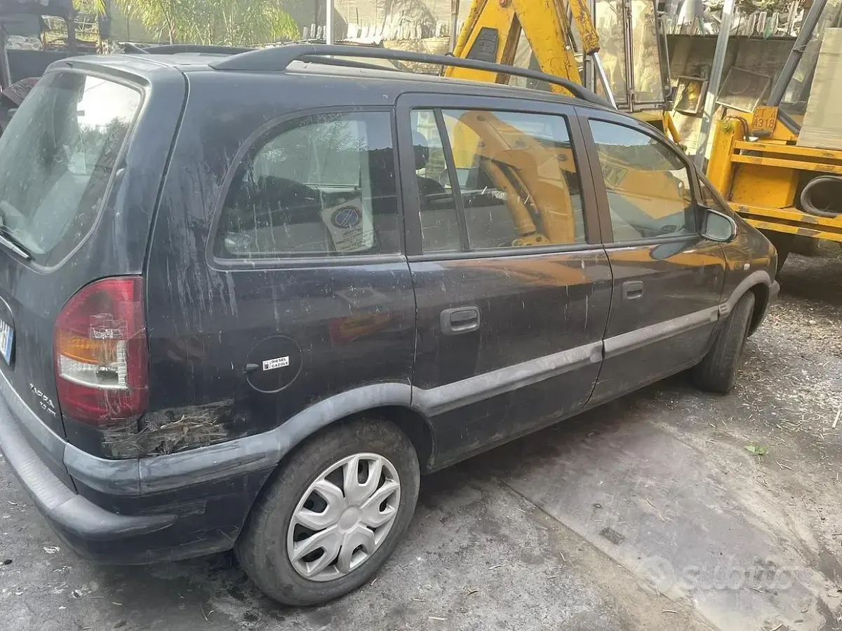 Usata Opel Zafira 101 CV (74 kW) 2002 Nero Monovolume