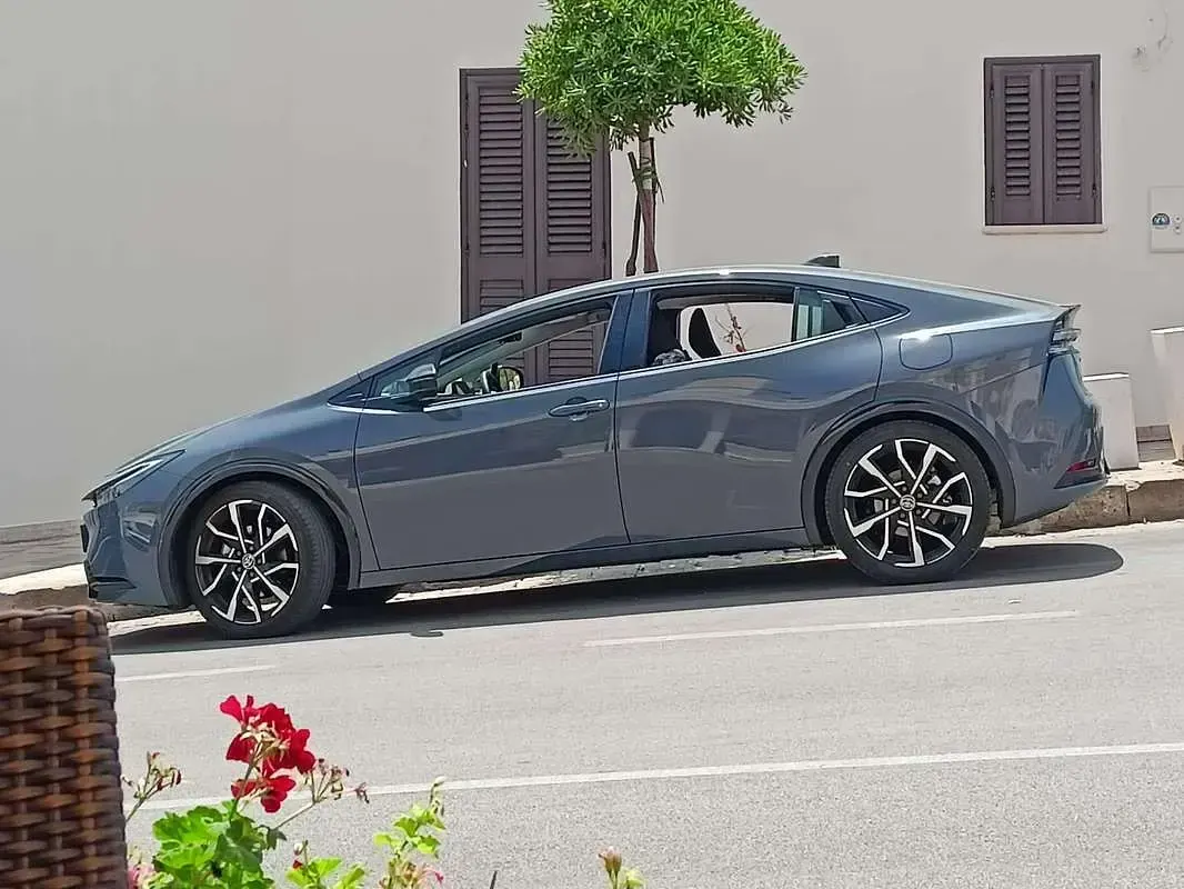 Usata Toyota Prius Lounge 223 CV (164 kW) 2023 Grigio Utilitaria