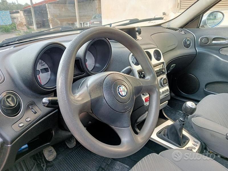 Usata Alfa Romeo 156 115 CV (84 kW) 2003 Grigio Berlina