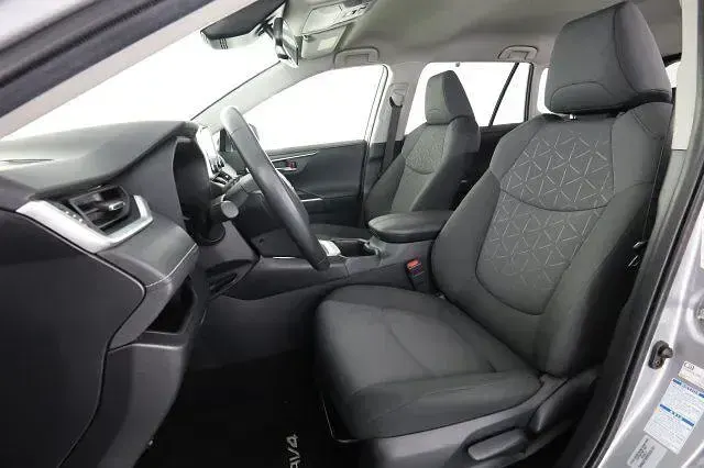 Usata Toyota RAV4 Hybrid Active 178 CV (130 kW) 2022 Argento SUV