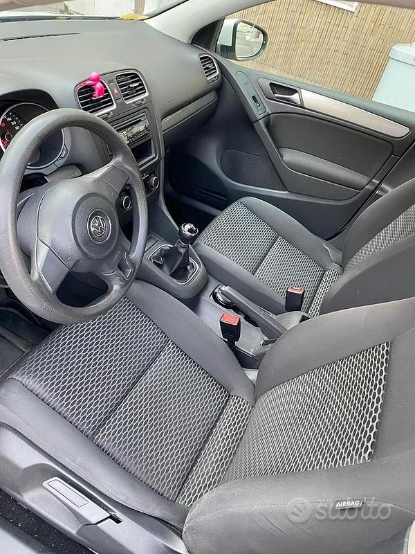 Usata VW Golf VI 105 CV (77 kW) 2011 Bianco Utilitaria