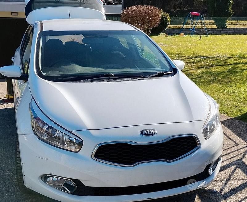 Begagnad Kia Ceed 110 HK (80 kW) 2013 Vit Halvkombi