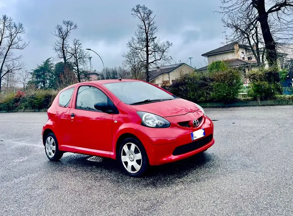 Usata Toyota Aygo Sol 68 CV (50 kW) 2010 Rosso Utilitaria