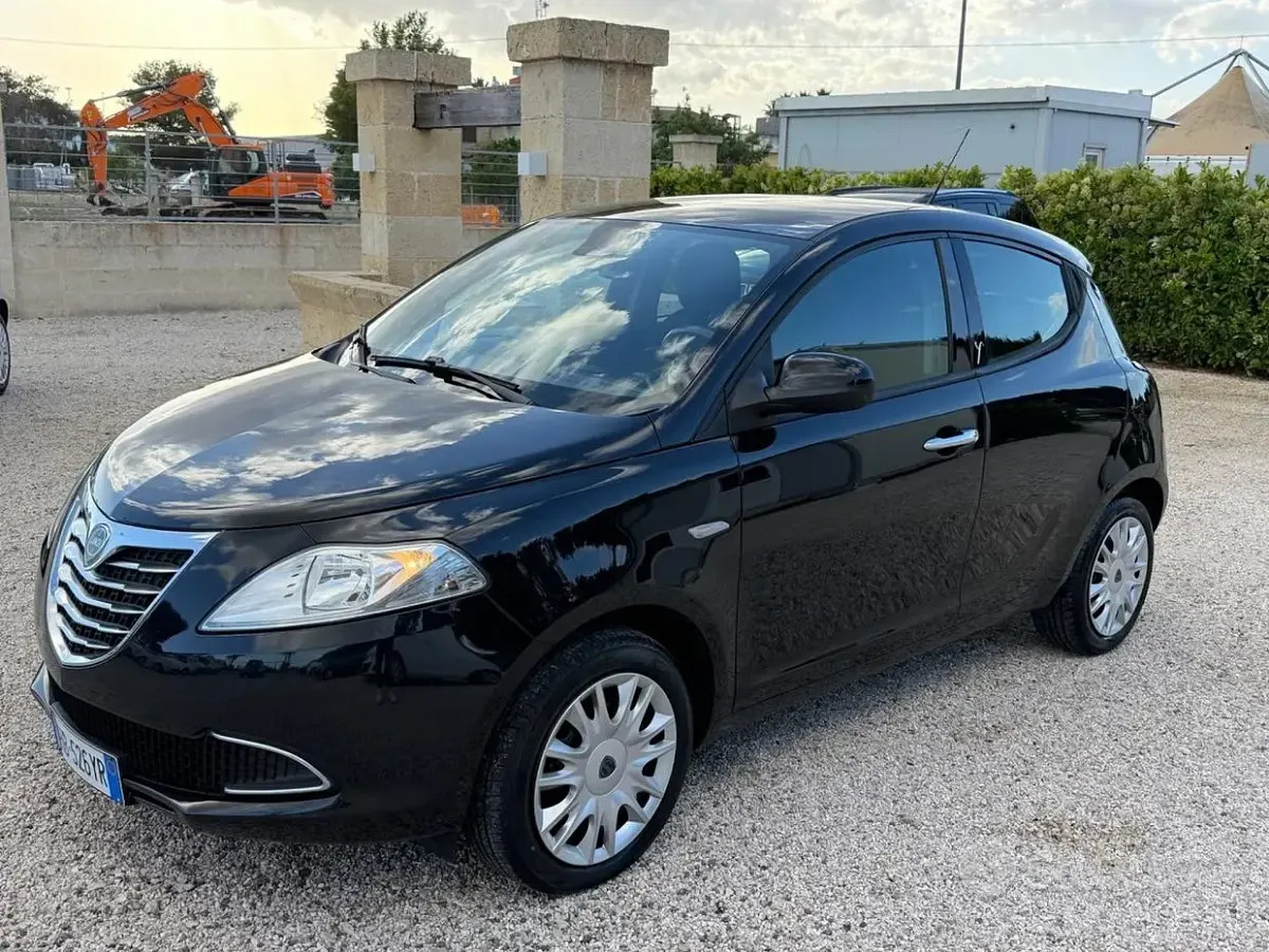 Usata Lancia Ypsilon Gold 69 CV (50 kW) 2014 Nero Utilitaria