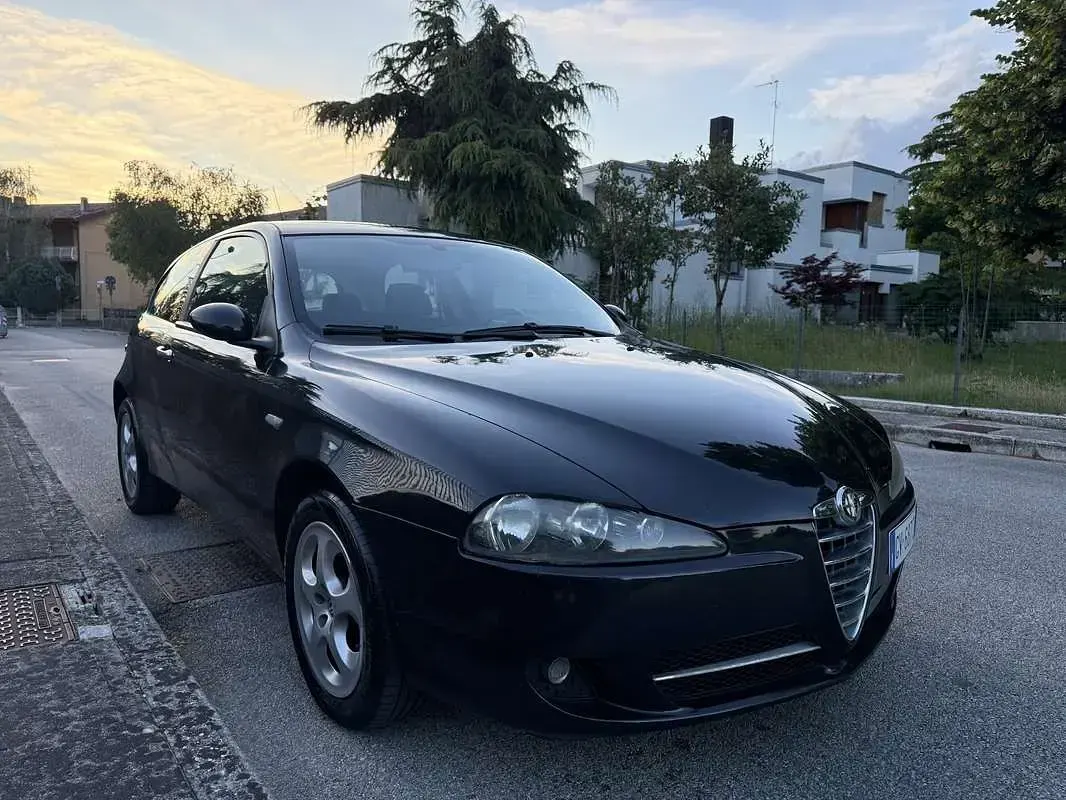 Usata Alfa Romeo 147 105 CV (77 kW) 2008 Nero Utilitaria