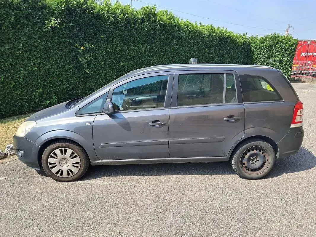 Usata Opel Zafira 150 CV (110 kW) 2010 Grigio Monovolume