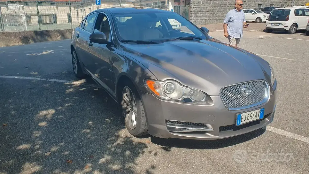 Usata Jaguar XF 240 CV (176 kW) 2011 Marrone Berlina