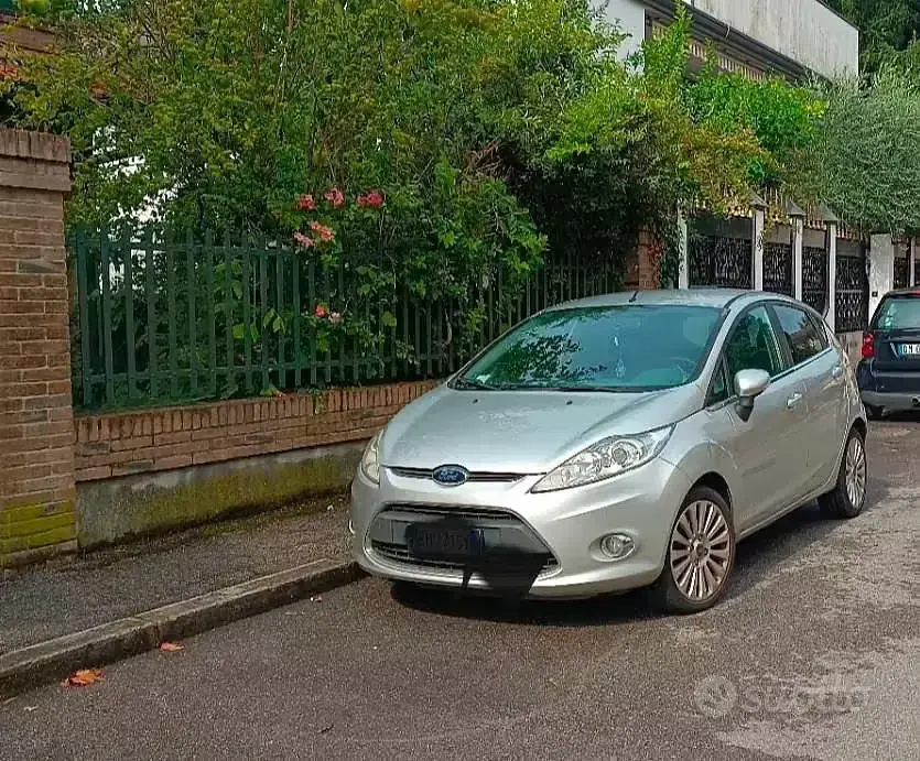 Usata Ford Fiesta Titanium 80 CV (58 kW) 2011 Grigio Utilitaria