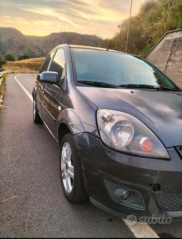 Blu Usata 2007 Ford Fiesta Tre volumi | 1800 € (Ottimo prezzo) - Immagine 1/4