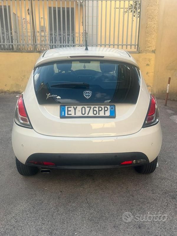 Usata Lancia Ypsilon 69 CV (50 kW) 2015 Bianco Utilitaria