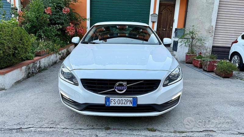 Usata Volvo S60 Business Edition 120 CV (88 kW) 2018 Bianco Berlina