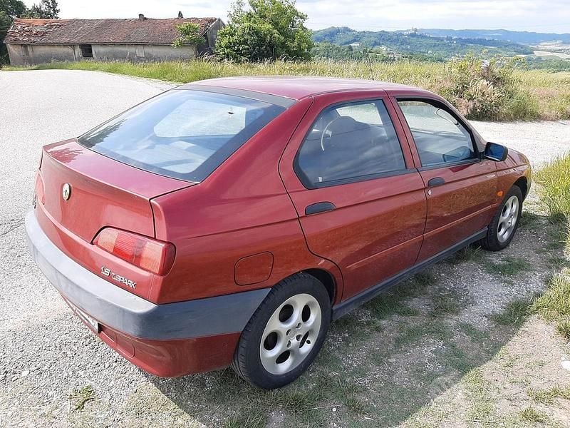Usata Alfa Romeo 146 120 CV (88 kW) 1997 Rosso Utilitaria