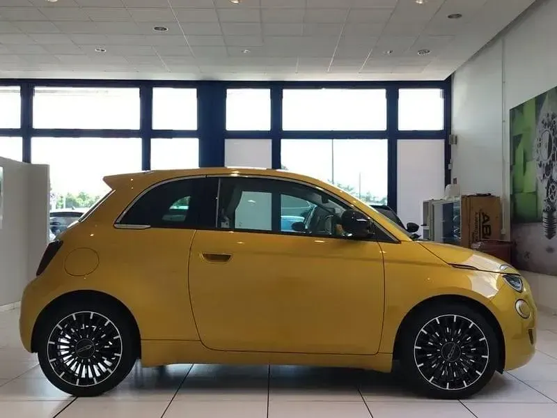 Nuova Fiat 500 Icon 70 CV (51 kW) 2026 Giallo Berlina
