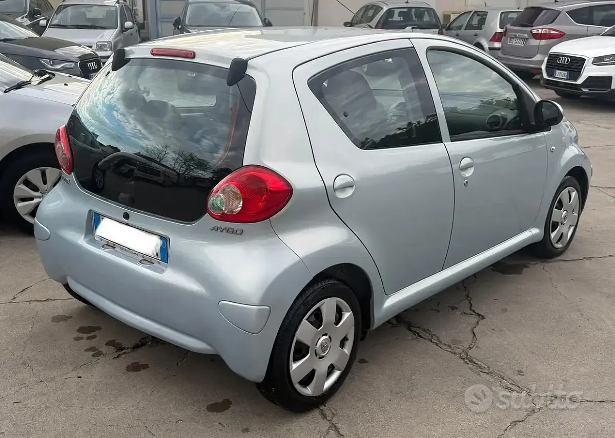 Usata Toyota Aygo 68 CV (50 kW) 2008 Marrone Utilitaria