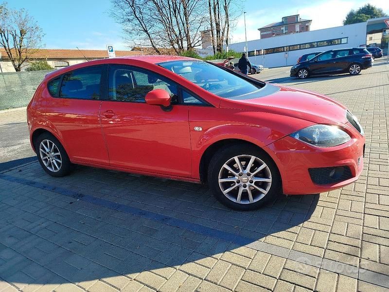 Rosso Usata 2009 Seat Leon Tre volumi | 3600 € (Buon prezzo) - Immagine 1/4