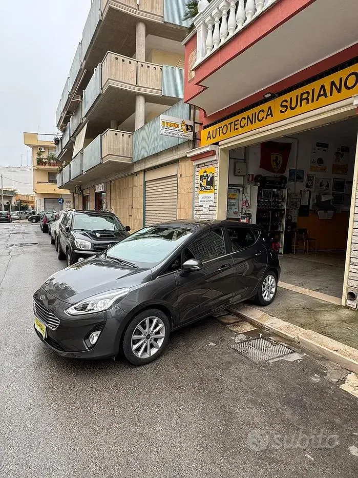 Usata Ford Fiesta Titanium 86 CV (63 kW) 2018 Grigio Utilitaria