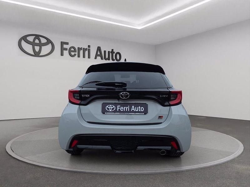 Usata Toyota Yaris Hybrid Sport 131 CV (96 kW) 2024 Dynamic grey & black Berlina
