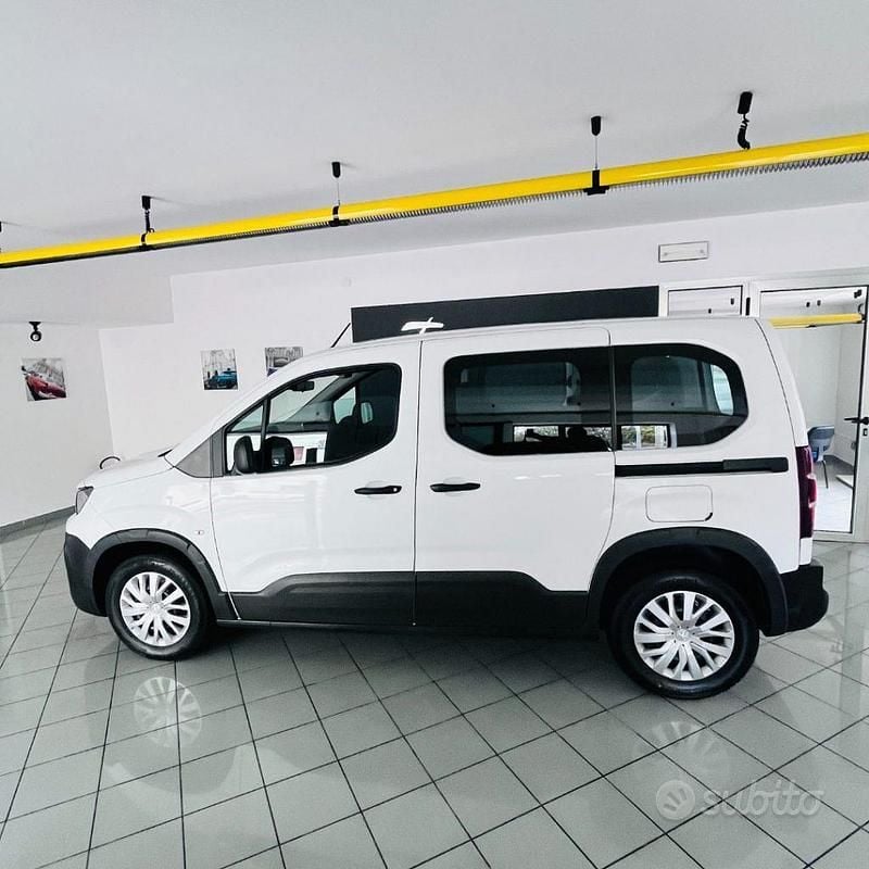 Usata Peugeot Rifter Active 131 CV (96 kW) 2021 Bianco Monovolume