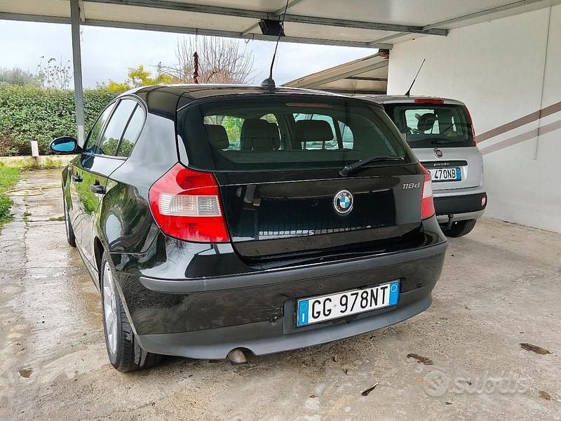 Usata BMW 118 122 CV (89 kW) 2006 Nero Utilitaria