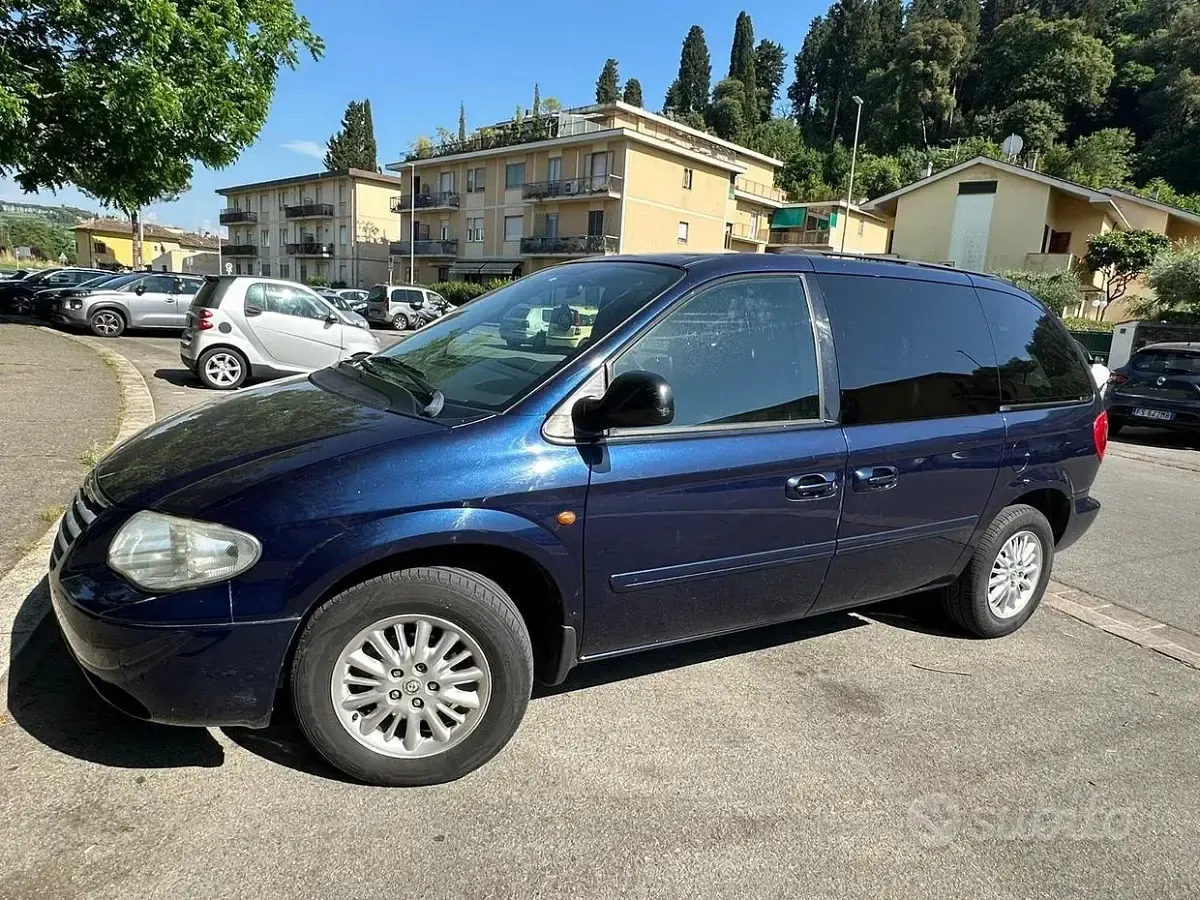 Usata Chrysler Voyager Limited 150 CV (110 kW) 2006 Blu Monovolume