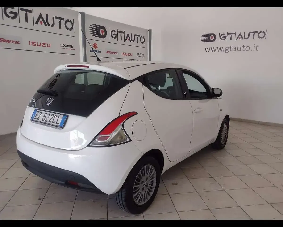 Usata Lancia Ypsilon Gold 69 CV (50 kW) 2015 Bianco Utilitaria