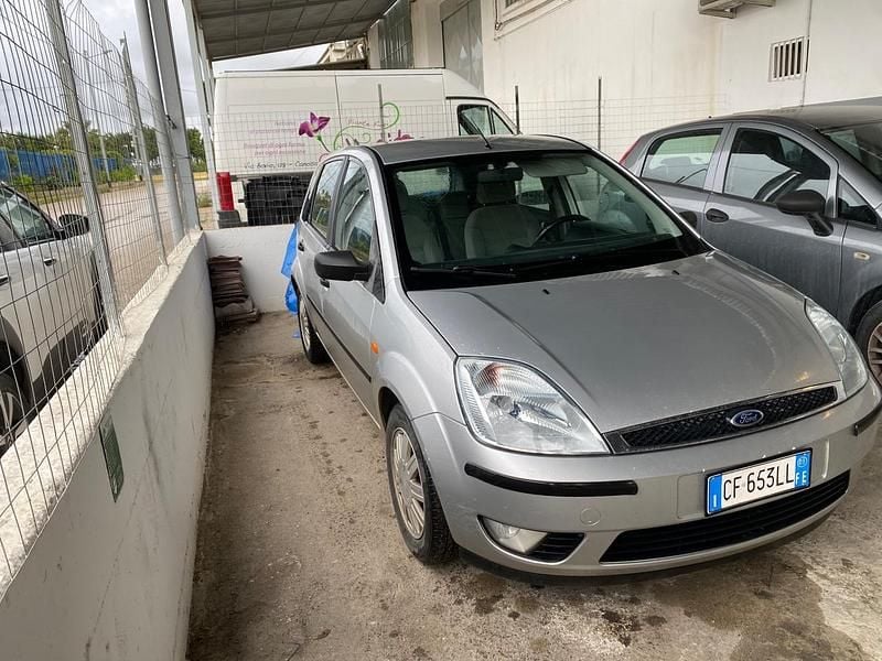 Begagnad Ford Fiesta Zetec 67 HK (49 kW) 2002 Silver Halvkombi