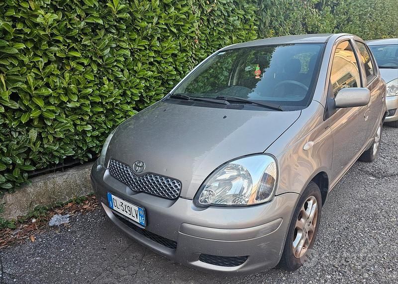 Grigio Usata 2003 Toyota Yaris Tre volumi | 2500 € (Buon prezzo) - Immagine 1/4
