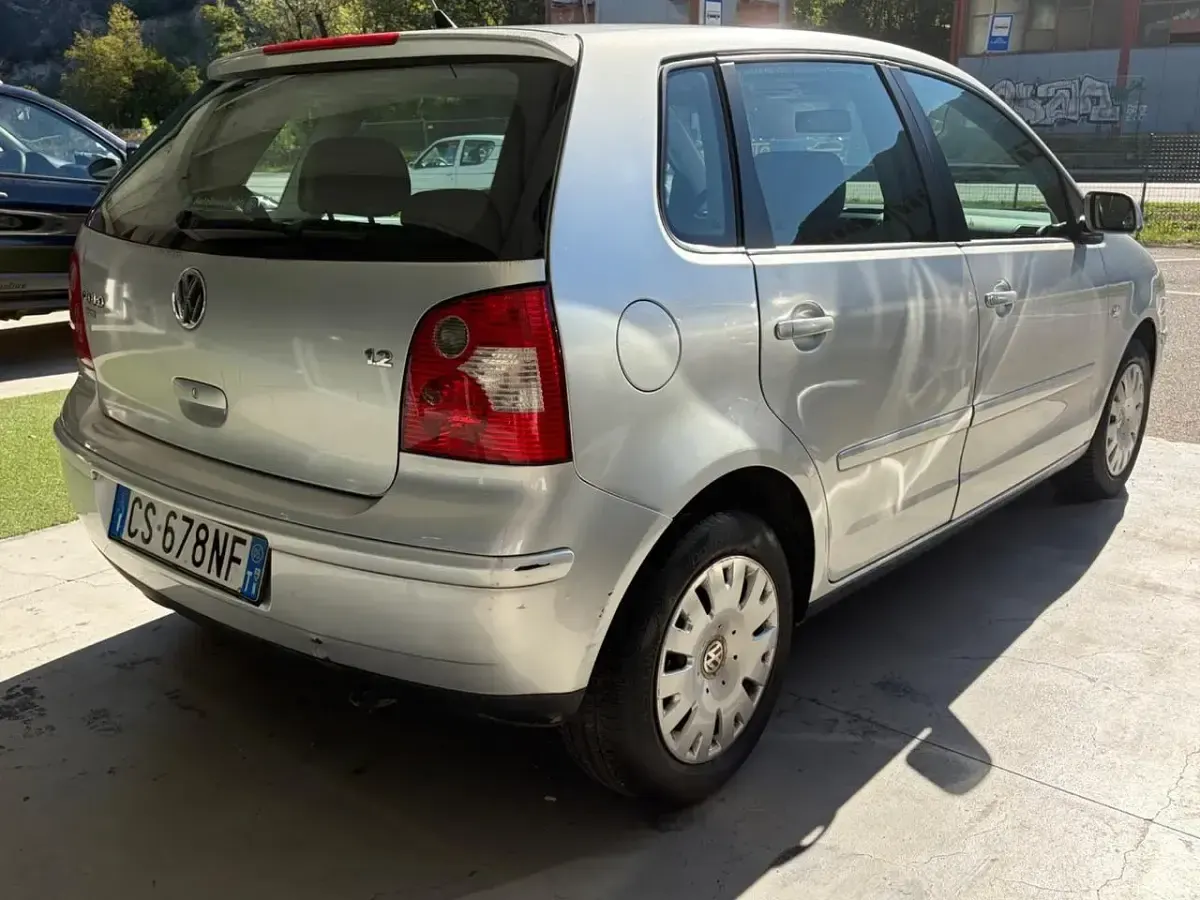 Usata VW Polo Trendline 75 CV (55 kW) 2005 Argento Berlina