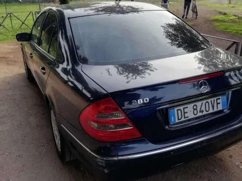 Usata Mercedes E280 Classic 177 CV (130 kW) 2007 Blu/azzurro Berlina