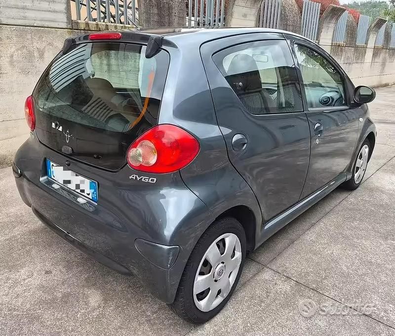 Usata Toyota Aygo 67 CV (49 kW) 2008 Grigio Utilitaria
