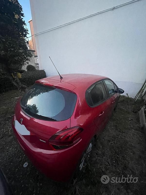 Usata Peugeot 208 82 CV (60 kW) 2016 Rosso Utilitaria