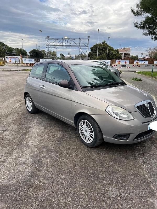 Usata Lancia Ypsilon 75 CV (55 kW) 2010 Marrone Utilitaria