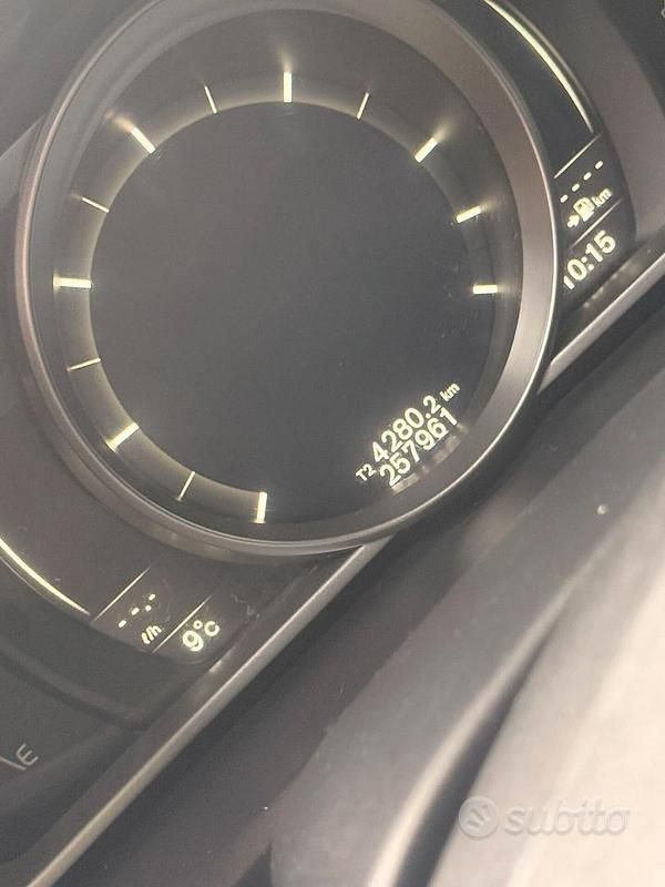 Usata Volvo V40 Ocean Race 120 CV (88 kW) 2016 Nero Berlina