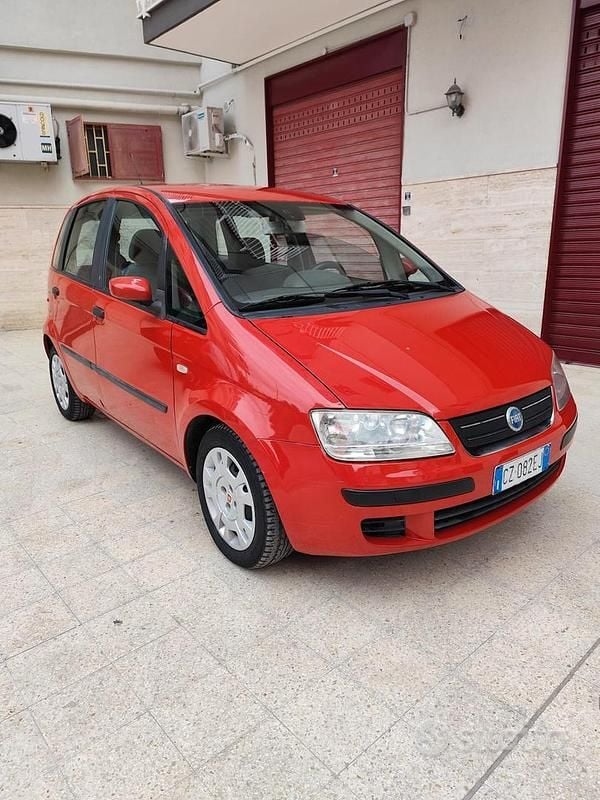 Usata Fiat Idea Emotion 70 CV (51 kW) 2005 Rosso Monovolume