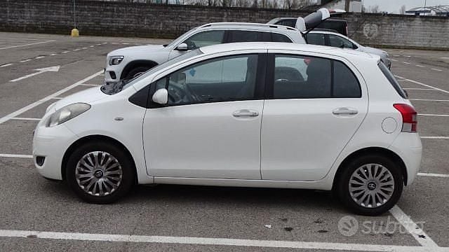 Usata Toyota Yaris Sol 101 CV (74 kW) 2010 Bianco Utilitaria