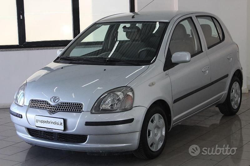 Usata Toyota Yaris Sol 67 CV (49 kW) 2000 Grigio Utilitaria