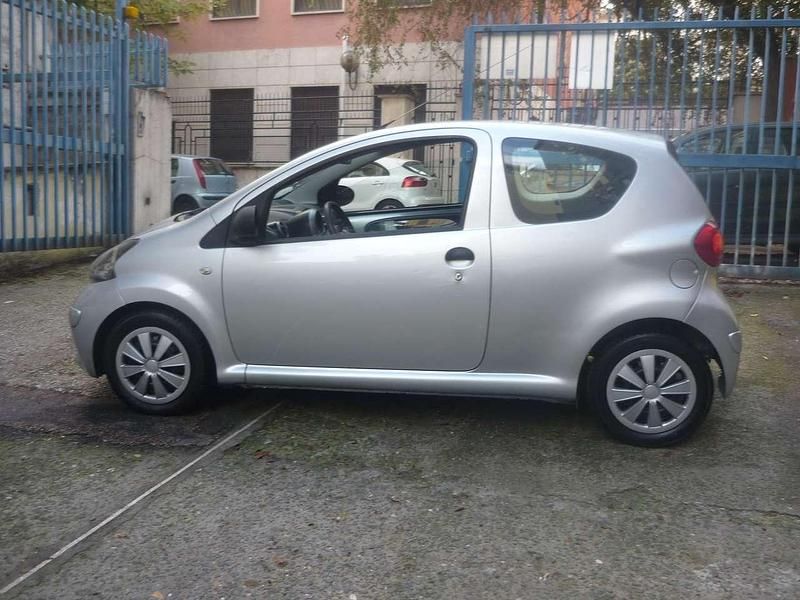 Usata Toyota Aygo Sol 68 CV (50 kW) 2008 Argento Utilitaria