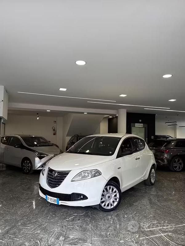 Usata Lancia Ypsilon Silver 69 CV (50 kW) 2013 Bianco Utilitaria