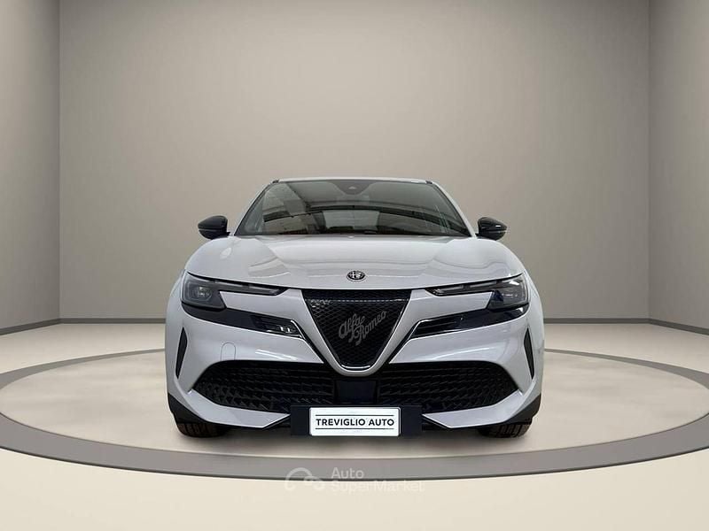 Nuova Alfa Romeo Junior 114 kW (156 CV) 2025 Beige / metallizzato SUV