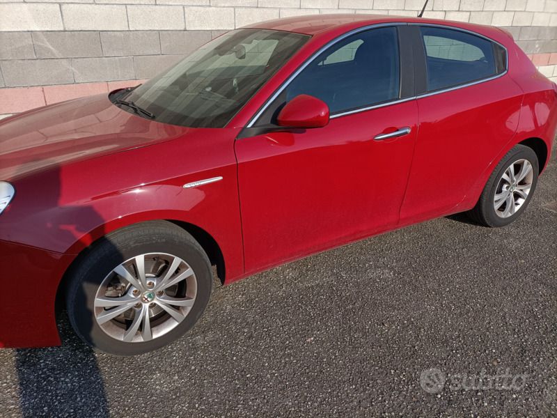 Rosso Usata 2013 Alfa Romeo Giulietta Due volumi | 10.500 € (Buon prezzo) - Immagine 1/4
