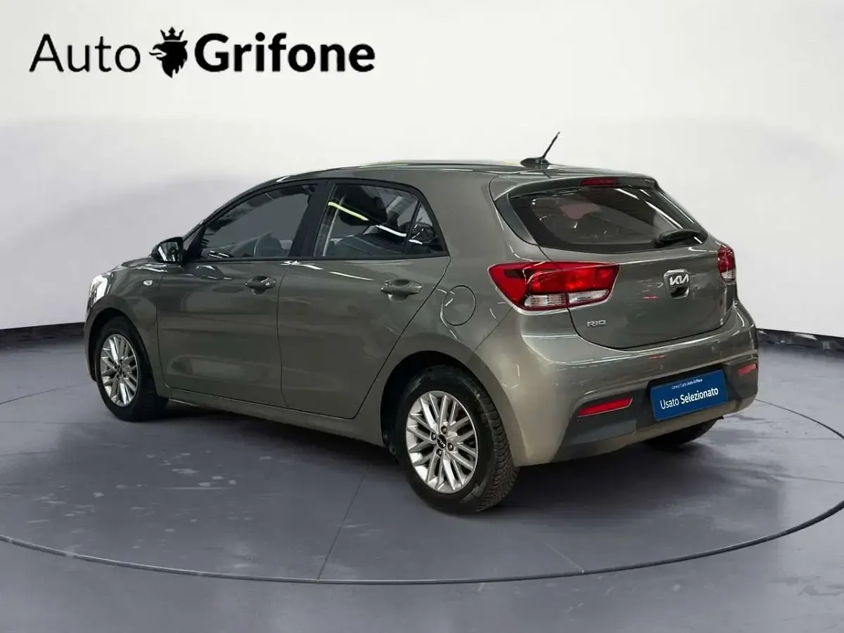 Usata Kia Rio Style 84 CV (61 kW) 2022 Grigio Berlina