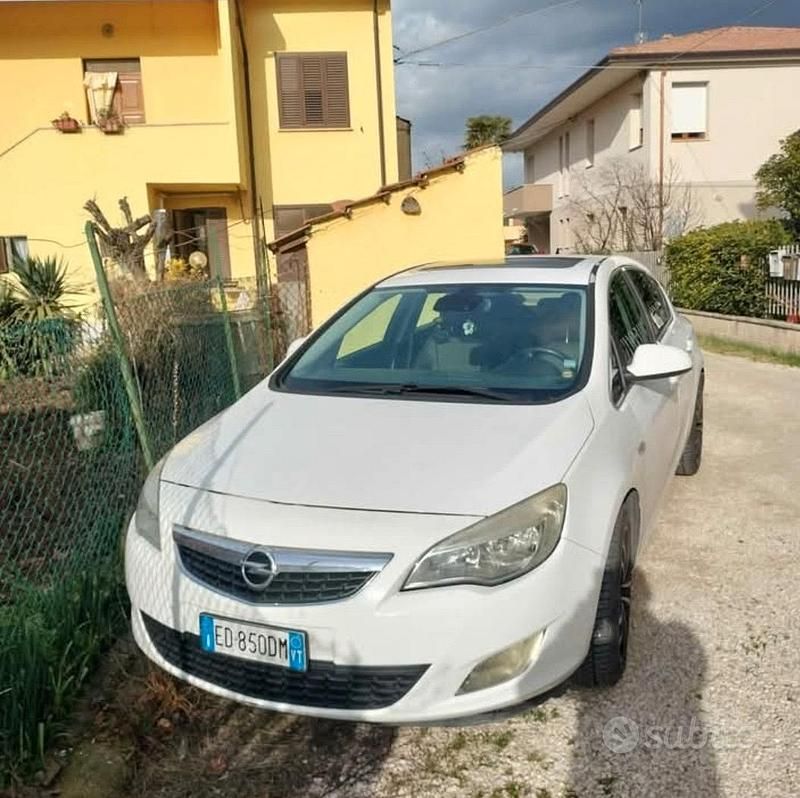 Usata Opel Astra 110 CV (80 kW) 2012 Bianco Berlina
