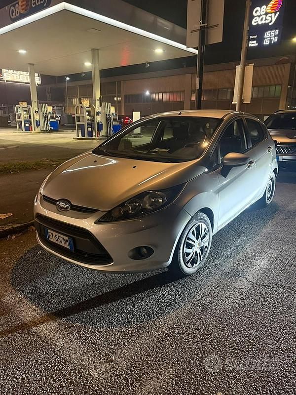 Usata Ford Fiesta 95 CV (69 kW) 2011 Grigio Berlina