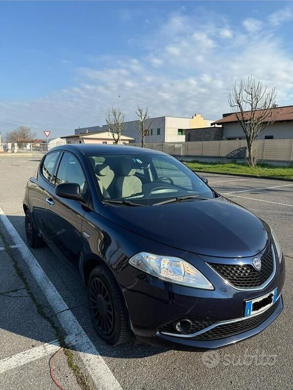 Usata Lancia Ypsilon Platinum 69 CV (50 kW) 2016 Blu Utilitaria